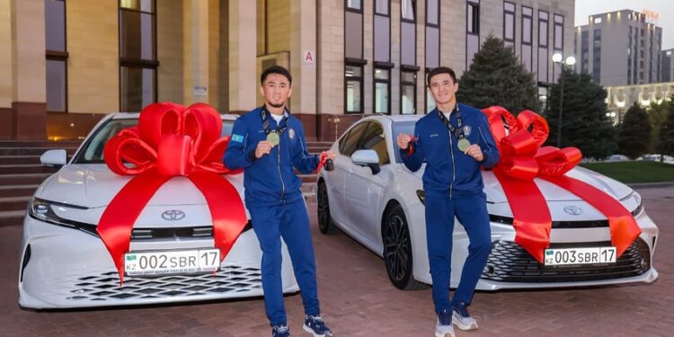 Аким Шымкента подарил квартиру и автомобиль чемпионам мира Махмуду и Туреханy