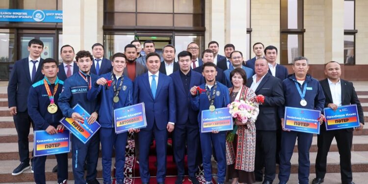 Шымкент әкімі әлем чемпиондары Махмұд пен Төреханға пәтер мен көлік сыйлады