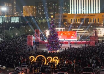 В ШЫМКЕНТЕ ЗАЖГЛИ ОГНИ ГЛАВНОЙ НОВОГОДНЕЙ ЁЛКИ ГОРОДА