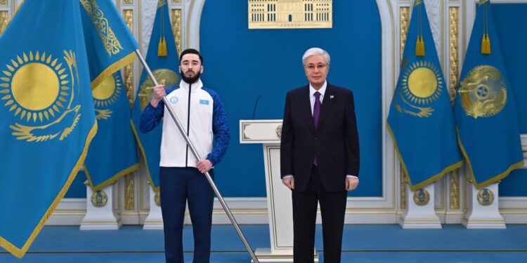 Президент Қысқы Олимпиада ойындары мен Паралимпиадаға қатысатын ұлттық құрама мүшелеріне Мемлекеттік туды тапсырды