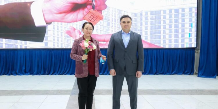 Шымкентте әлеуметтік санаттағы азаматтарға жаңа пәтерлердің кілті табысталды
